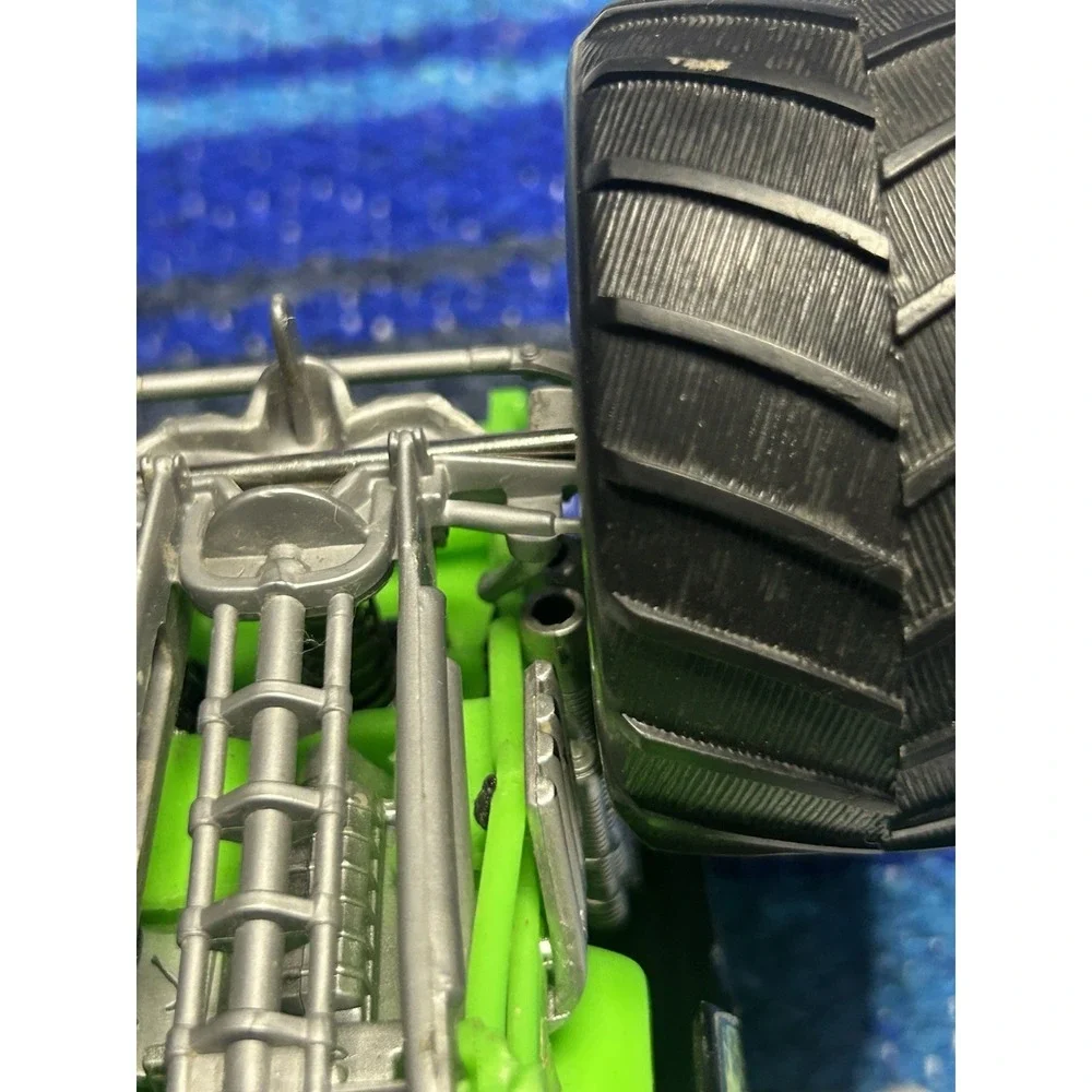 Mattel 2004 Grave Digger Diecast Body 1/24 Hot Wheels Vintage Car Monster Jam